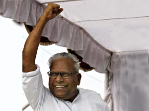 കൂടംകുളം സന്ദര്ശിക്കാതെ വിഎസ് മടങ്ങി കൂടംകുളം സന്ദര്ശിക്കാതെ വിഎസ് മടങ്ങി
