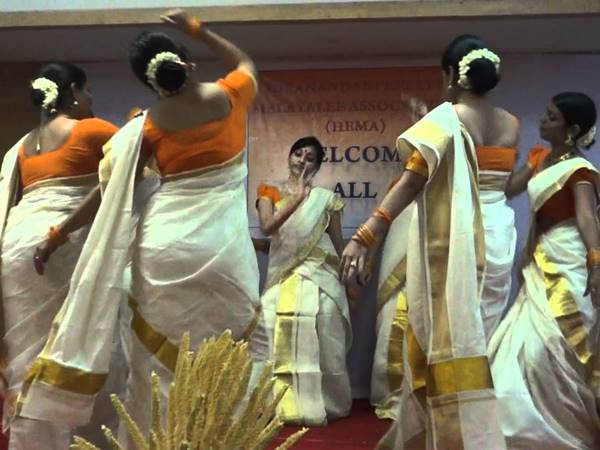 വിധികര്ത്താവിന്റെ സാരി വലിച്ചഴിച്ചു വിധികര്ത്താവിന്റെ സാരി വലിച്ചഴിച്ചു
