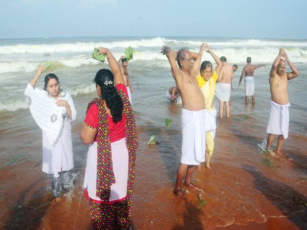 കടലില് പിതൃദര്പ്പണം