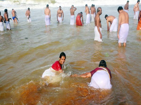 ഈറനണിഞ്ഞ്
