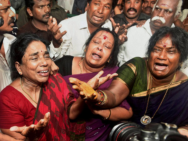 എഐഎഡിഎംകെ ശക്തി ചോരുന്നു