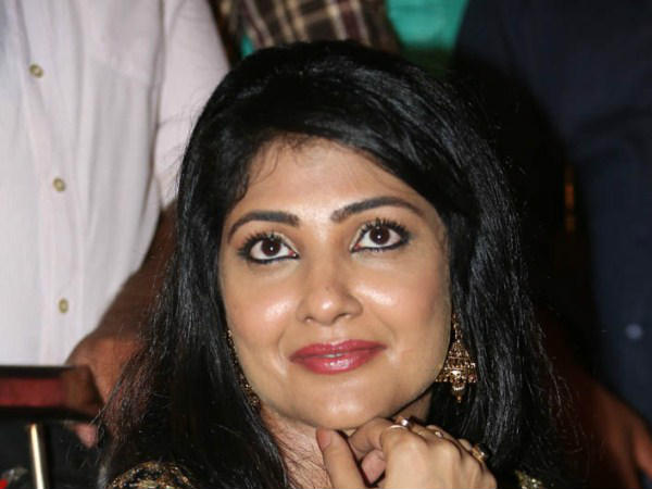 സ്വന്തം ഭര്ത്താവിനെ കാണിച്ചാല് പോരെ
