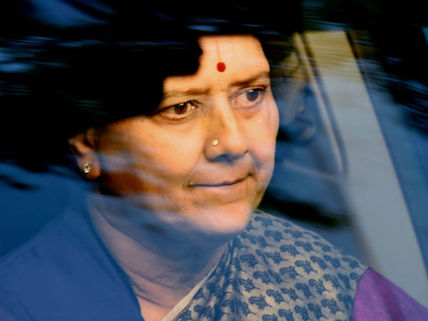 പളനിസ്വാമിയെ മുന്നിൽ നിർത്തി