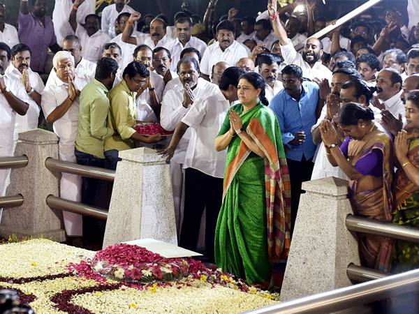 ആഞ്ഞടിച്ച് ശശികല