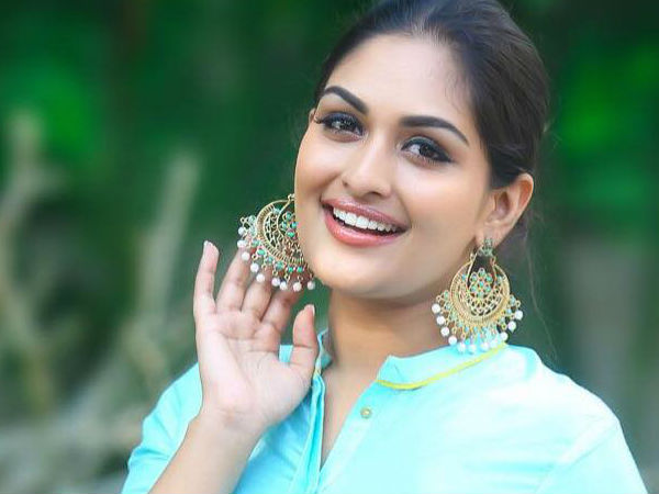 കൈയില്പ്പിടിച്ചു
