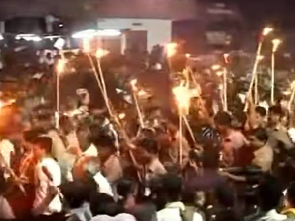 വെട്ടിത്തലകൾ വീഴ്ത്തണം. ചുടുചോരകൊണ്ട്...