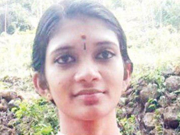 ഷവറില് ഷാള് ഉപയോഗിച്ച്...