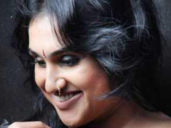 നിരവധി വിവാദം