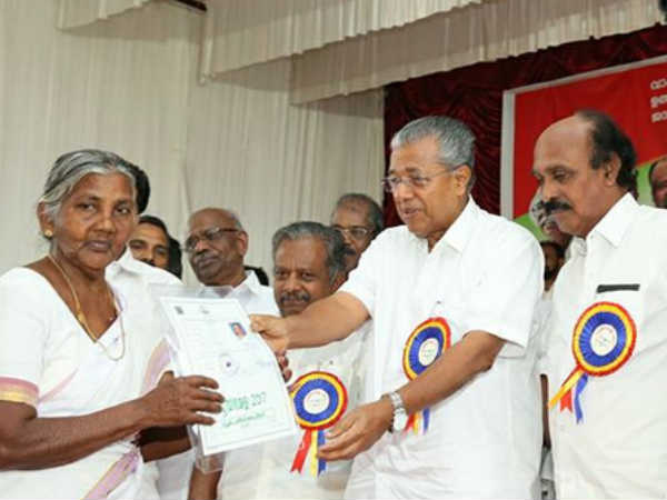 സങ്കടവുമായി മുഖ്യമന്ത്രിക്ക് മുന്നിൽ