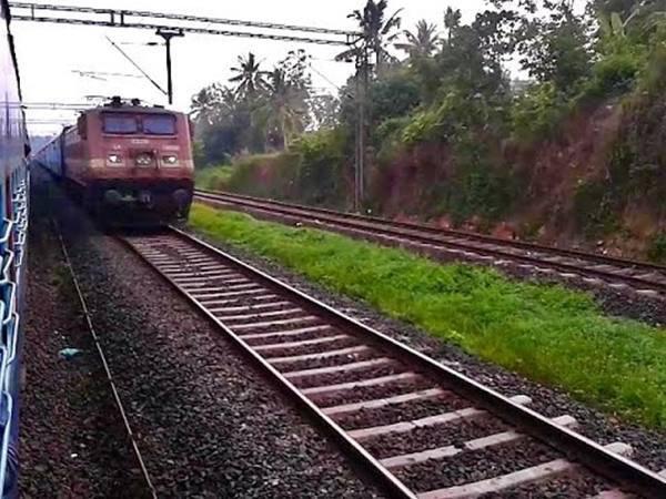 കോച്ചുകള് കുറവ്