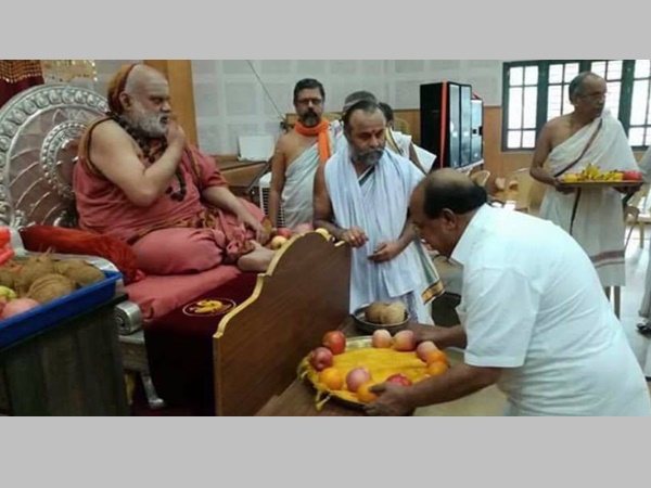 സ്വാമിയെ തൊഴുത് സുധാകരനും തോമസ് ഐസക്കും!
