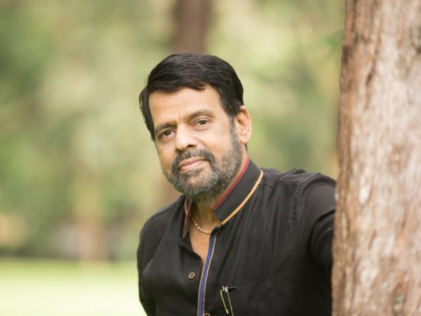 കടലിരമ്പുന്നതുപോലെ കൈയ്യടി
