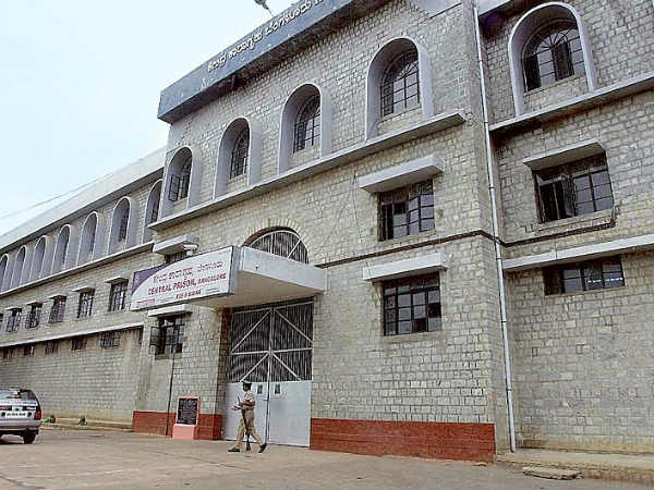തടവുകാരന് മർദനം