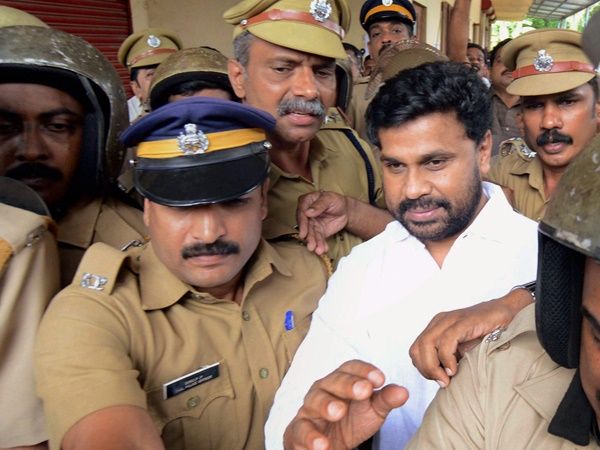 ബൈബൾ വായനയിലാണ്