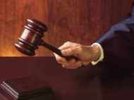 പരസ്യമായി ചുംബനം: ദമ്പതികള്‍ക്ക് തടവ്