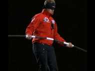 വലിച്ചുകെട്ടിയ കയറിലൂടെ കണ്ണുകെട്ടി നടന്ന് വാലന്‍ഡെ വിസ്മയമായി