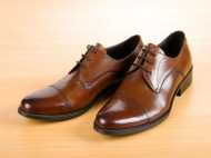 ബ്രാന്‍ഡഡ് ഷൂസുകള്‍ ധരിച്ച് സ്‌കൂളില്‍ വന്നാല്‍ മതിയെന്ന്  വിദ്യാര്‍ത്ഥികളോട് പ്രിന്‍സിപ്പാള്‍