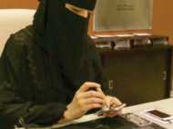 സൗദിയില്‍ പുരുഷന്‍മാരുടെ കുത്തകയായ മൊബൈല്‍ ഫോണ്‍ റിപ്പയറിംഗില്‍ കഴിവ് തെളിയിച്ച് അറബ് സുന്ദരി