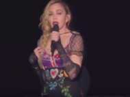 പാട്ട് നിര്‍ത്തി ഗായിക മഡോണ വേദിയില്‍ പൊട്ടിക്കരഞ്ഞു!!