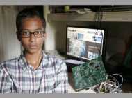 ക്ലോക്ക് ബോംബാണെന്നു തെറ്റിദ്ധരിച്ച് അറസ്റ്റ് ചെയ്തതിനു 100 കോടി നഷ്ടപരിഹാരം ചോദിച്ചു