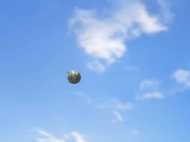 വിയറ്റ്നാമിലെ ചോളപ്പാടങ്ങളില്‍ ആകാശത്ത് നിന്നും അഞ്ജാത ഗോളങ്ങള്‍ വീഴുന്നു, വീഡിയോ