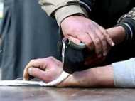 7 മാസം പ്രായമുള്ള മകളെ പീഡിപ്പിച്ച 17 കാരന്റെ ഇരുകൈകളും പിതാവ് വെട്ടിയെടുത്തു