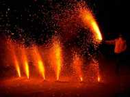 കമ്പിത്തിരി കൊണ്ട് ബോംബുണ്ടാക്കാന്‍ ശ്രമിച്ച 15 കാരന്റെ രണ്ടു കാലും നഷ്ടമായി..