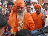 12.5 കിലോ സ്വര്‍ണ്ണം ധരിച്ച് 'ലളിത ജീവിതം' നയിക്കുന്ന സ്വാമിക്ക് കാവലിന് 25 പോലീസുകാര്‍!!