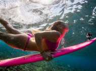 ബിക്കിനി വേഷത്തില്‍ അഗ്നി പര്‍വ്വതത്തിനു ചുറ്റും സര്‍ഫിംഗ്; ഞെട്ടിപ്പിക്കുന്ന വീഡിയോ കാണണ്ടേ?