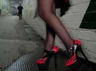 ഭര്‍ത്താവിനൊപ്പം സെക്‌സ്; കാമുകിയോട് ഭാര്യയുടെ പ്രതികാരം; നഗ്നയാക്കി തെരുവിലൂടെ നടത്തി; വീഡിയോ കാണാം