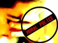 കൊച്ചിയില്‍ ശിവസേനയുടെ സദാചാരഗുണ്ടായിസം..പെണ്‍കുട്ടികളേയും ആണ്‍കുട്ടികളേയും ചൂരലിന് അടിച്ചോടിച്ചു.!!