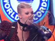 നാക്കുപയോഗിച്ച് കറങ്ങുന്ന ഫാന്‍ പിടിച്ചു നിര്‍ത്തി; പിന്നീട് സംഭവിച്ചത്.... വീഡിയോ കാണാം!