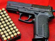 കാശ്മീരില്‍ നാല് തോക്കുകളുമായി പോലീസുകാരന്‍ രക്ഷപ്പെട്ടു; സംസ്ഥാനമെങ്ങും  തിരച്ചില്‍