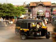 അകകണ്ണാടിയിലൂടെയുള്ള കള്ള നോട്ടം വേണ്ട ഓട്ടോക്കാരാ....!!!ഇനി നോക്കിയാല്‍ കുടുങ്ങും