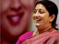 എനിക്കു നൽകിയ വളകൾ ഭാര്യക്കു സമ്മാനമായി നൽകും!!!  യുവാവിനോട് സ്മൃതി ഇറാനി!!