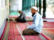 മുസ്ലീങ്ങൾ നോമ്പെടുത്തോട്ടെ!ഞങ്ങളെന്തിന് പട്ടിണി കിടക്കണം!നോമ്പുകാലത്തെ ഭക്ഷണവിലക്കിനെതിരെ പ്രതിഷേധം