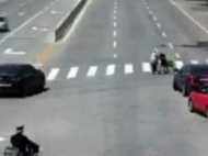 വൃദ്ധയെ രക്ഷിക്കാൻ കവചം തീർത്ത് കാർ ഡ്രൈവർ!! വീഡിയോ  വൈറൽ!!