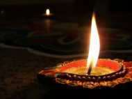 ദീപാവലിക്ക് മധുരം നുണഞ്ഞ് വിമാനയാത്ര; വിഭവങ്ങളുമായി എമിറേറ്റ്‌സ്