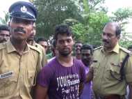 എറണാകുളം കാലടിയില്‍ നിന്നും മോഷ്ടിച്ച ലോറിയുമായി കടന്നു കളയുന്നതിനിടെ  ചമ്രവട്ടത്ത് അപകടം വിതച്ച മോഷ്ടാവിനെ നാട്ടുകാര്‍ പിടികൂടി