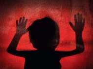 കറുത്ത സ്റ്റിക്കര്‍ പതിഞ്ഞത് അന്യദേശക്കാരുടെ മേലില്‍... നില്‍ക്കക്കള്ളിയില്ല