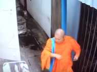 സ്വർണക്കട ഉടമയുടെ ഭാര്യയുടെ അടിവസ്ത്രം മോഷ്ടിച്ച സന്യാസി സിസിടിവി ക്യാമറയിൽ കുടുങ്ങി.. വീഡിയോ കാണാം!