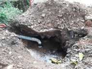 മൂവാറ്റുപുഴയ്ക്ക്  സമീപം കുടിവെള്ള പൈപ്പ് പൊട്ടി ലക്ഷക്കണക്കിന് ലിറ്റര്‍ വെള്ളം പാഴാകുന്നു