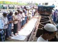 ട്രെയിൻ തടഞ്ഞ് ജുമുഅ നമസ്‌കാരം! നീറ്റ് പരീക്ഷ എഴുതാനാവാതെ വിദ്യാർത്ഥികൾ! കള്ള പ്രചാരണം കൊഴുക്കുന്നു