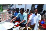 നീറ്റ് പരീക്ഷക്കെത്തിയ കുട്ടികള്‍ക്കും രക്ഷിതാക്കള്‍ക്കും  മഅ്ദിന്‍ അക്കാദമിയുടെ ഭക്ഷണ വിതരണം