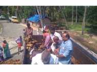 തമിഴ്നാട്ടിലേക്ക് കൊണ്ടുപോയ പച്ചത്തൊണ്ട് തൊഴിലാളികള് തടഞ്ഞു