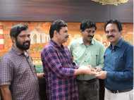 അകക്കണ്ണിലെ നന്മ; കാഴ്ചയില്ലാത്ത ഷാംജു ആദ്യ ശമ്പളം കൈമാറിയത് ദുരിതാശ്വാസനിധിയിലേക്ക്