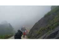 മൂന്നാര്‍ ഗ്യാപ്പ് റോഡില്‍ ഗതാഗതം തടസ്സം..!!! ഈ റോഡ് കടക്കാന്‍ ഏറെ ബുദ്ധിമുട്ടും.!!!