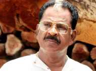 സ്ത്രീകളെ രണ്ടായി വലിച്ച് കീറണമെന്ന് വിവാദ പ്രസംഗം; ഒടുവിൽ നടൻ കൊല്ലം തുളസി കീഴടങ്ങി