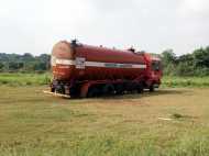 കൊച്ചിയിലേക്കു പോകുന്ന കണ്ടെയ്‌നര്‍ ലോറിയില്‍ നിന്നു വീര്യം കൂടിയ ഹൈഡ്രോ ക്ലോറിക്ക് ആസിഡ് ചോര്‍ന്നു; സംഭവം മലപ്പുറം- കൂരിയാട് ദേശീയപാത  വെച്ച്, മണിക്കൂറുകള്‍ കഴിഞ്ഞിട്ടും ടാങ്കറില്‍ നിന്നു ആസിഡ് മാറ്റിയില്ല, പ്രതിഷേധവുമായി നാട്ടുകാർ രംഗത്ത്