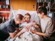 സ്വവര്‍ഗാനുരാഗിയായ മകനും പങ്കാളിക്കും വേണ്ടി കുഞ്ഞിനെ പ്രസവിച്ച് 61 കാരിയായ അമ്മ